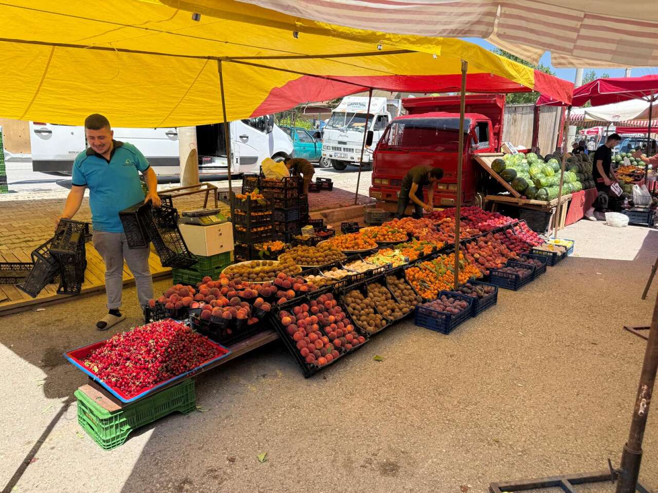 Konya’nın pazarlarında yaz bereketi! Tezgahlar renklendi, fiyatlar dikkat çekti 15